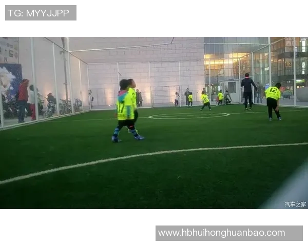 足球场上球星浪漫求婚 绿茵场见证爱与梦想的奇迹